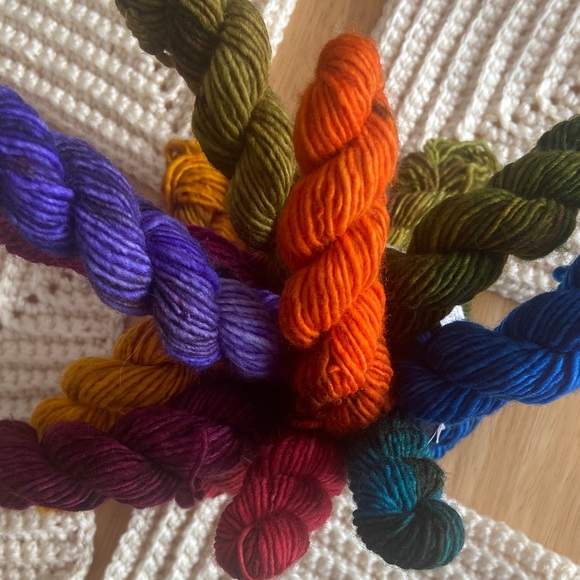 HAALU THE UGLY BUNNY Fall Rainbow mini skein set merino wool - Picture 6 of 10